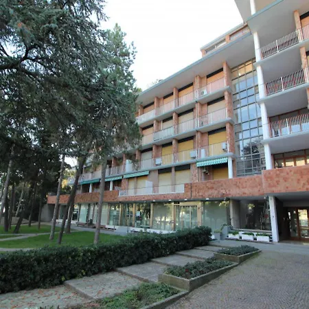 Modern For 6 People In Lignano Pineta By Beahost